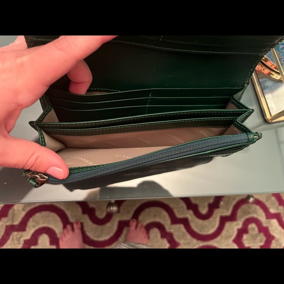 100% Authentic Burberry Nova Check Large Wallet with Green Patent leather. - Picture 4 of 6